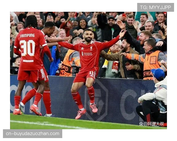 利物浦球迷安菲尔德展示巨幅TIFO致敬传奇队长