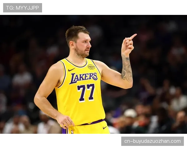 东契奇三双难救主，凯尔特人末节发力主场击退独行侠。